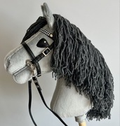NOWY Hobby Horse A4 z ogłowiem i wodzami szary nowy szablon