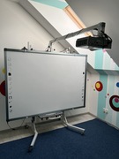 Mobilna tablica interaktywna Qomo QWB379-BW + rzutnik Vivitek DX881ST