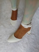 (40) Ekskluzywne, białe, mega wygodne czółenka ślubne z zapięciem, NOWE 