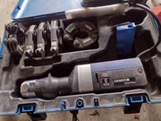 Zaciskarka do rur z zaciskami.