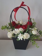 Koszyk z kwiatami upominek prezent