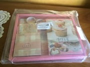 Zestaw 115 elementów do scrapbookingu w kartoniku.