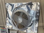 zestaw taśmy LED RGB, która oferuje oświetlenie wielokolorowe.