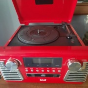 Czerwony gramofon retro.