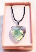 Naszyjnik serce z żywicy na rzemyku prezent
