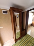 Szafa z lustrem i ścianką z uchwytem na kurtki