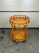 Okrągły barek drewniany.