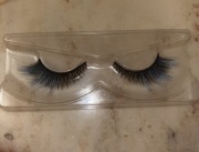 Sztuczne rzęsy z niebieskim akcentem