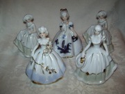 FIGURKA PORCELANOWA - PANNY W ROZKLOSZOWANEJ SUKNI - EM - ok. 13,5 cm