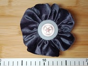 Aksamitna scrunchie średniej wielkości w kolorze grafitowym 