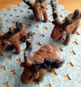 Brązowy renifer maskotka wełniana folk etno wool