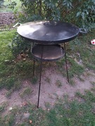 patelnia z ogniskiem na nóżkach