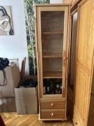 Witryna z przeszklonymi drzwiami 