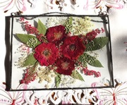 Witraż, dekor z suszonych kwiatów bukiet róż