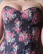 Gorset czarny w kwiaty wiazany z fiszbinami sztywny