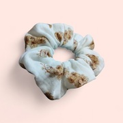 Gumka typu scrunchies zrobiona z muślinu 