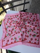 Różowa apaszka w wiśnie Chusta na głowę wisienki materiał imitujący jedwab