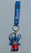 Breloczek 3D Stitch z zawieszką „Stitch!” - w hawajskiej spódnicy
