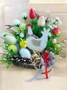 Wielkanocny Stroik na stół, kurka i wiosenne kwiaty, 27 cm
