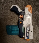 Nerf Zuru Xshot wyrzutnia zabawka na piankwe strzałki 