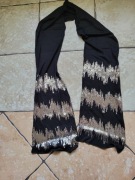 Szalik czarny wykończony na dole cekinami