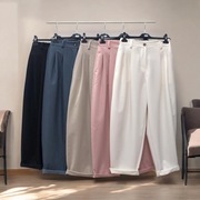 Spodnie damskie – lekki materiał, modny krój