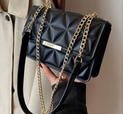 Czarna pikowana torebka na złotym łańcuszku – elegancka i stylowa