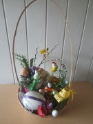 Śliczny duży koszyk wielkanocny z dekoracją