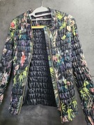 Kurtka marki Guess bardzo rozciągliwa