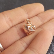 Charms świąteczny dzwoneczek, koralik, stal chirurgiczna, rose gold