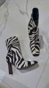 Mega botki skóra zebra włosie 38