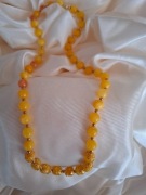 Naszyjnik z żółtego jadeitu i ozdobnych metalowych kulek Długość: 50 cm