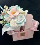 Box z kwiatów mydlanych z kawą i słodyczami Dzień Kobiet inne okazje