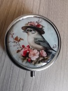 Ozdobne metalowe pudełeczko, kieszonkowa mini szkatułka - ptak w kapeluszu