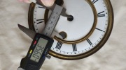 Tarcza zegara wiszącego