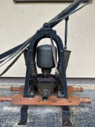 Stara zabytkowa pompa strażacka z wężem i prądownicą