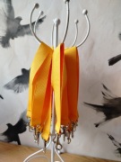 Żółte krótkie smycze do kluczy. 