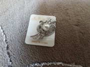 broszka z perłą na szarfie