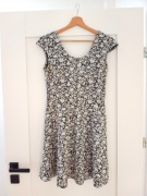 szara rozkloszowana krotka sukienka w kwiaty kwiatki z krotkim rekawem 38M