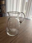 Szklany dzbanek do sosu lub wody