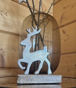 Dekoracja świąteczna, renifer na drewnianej podstawie