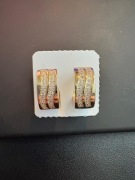 Eleganckie kolczyki w kolorze złota – zdobione cyrkoniami