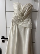 Suknia ślubna bez ramiączek | ivory | gorsetowa z koronką i zdobieniem 