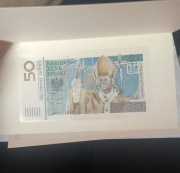 kolekcjonerski banknot o nominale 50 złotych z wizerunkiem papieza