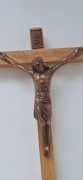 Krzyż drewniany z figurą Jezusa – vintage / PRL