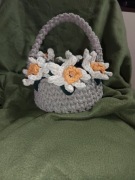 Koszyczek z żonkilami z odpinaną rączka 