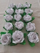 Zest 15 Róże białe sztuczne kwiaty glowki wstazka satynowa dekor ręcznie r