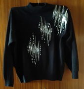 CZARNY CIENKI SWETER  Z NASZYTĄ APLIKACJĄ 