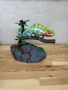 Duża figurka Kameleon 3D na gałęzi 31 cm – dekoracja rękodzieło