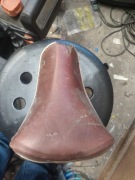 Stare zabytkowe siedzenie rowerowe. 